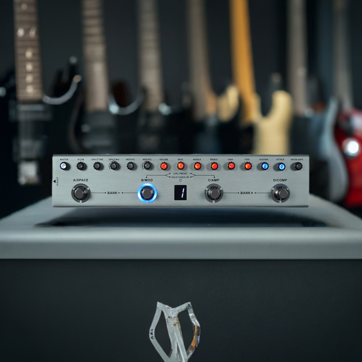 Phơ Bass M-Vave Tank-B – Tank-B đặt trên ampli