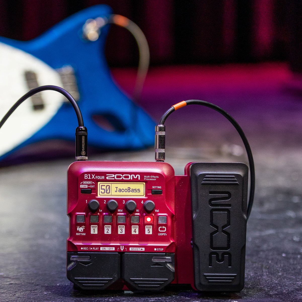 Phơ Bass Zoom B1X FOUR – B1X FOUR cắm dây trên sàn sân khấu