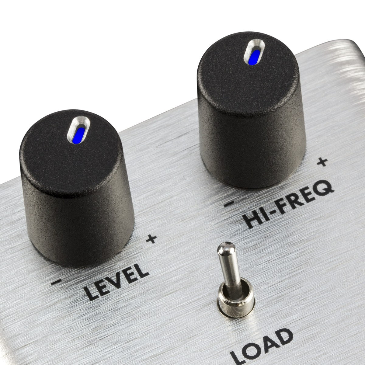 Phơ Boost Fender Level Set Buffer – cận cảnh núm Level, Hi-Freq có đèn LED và công tắc Load