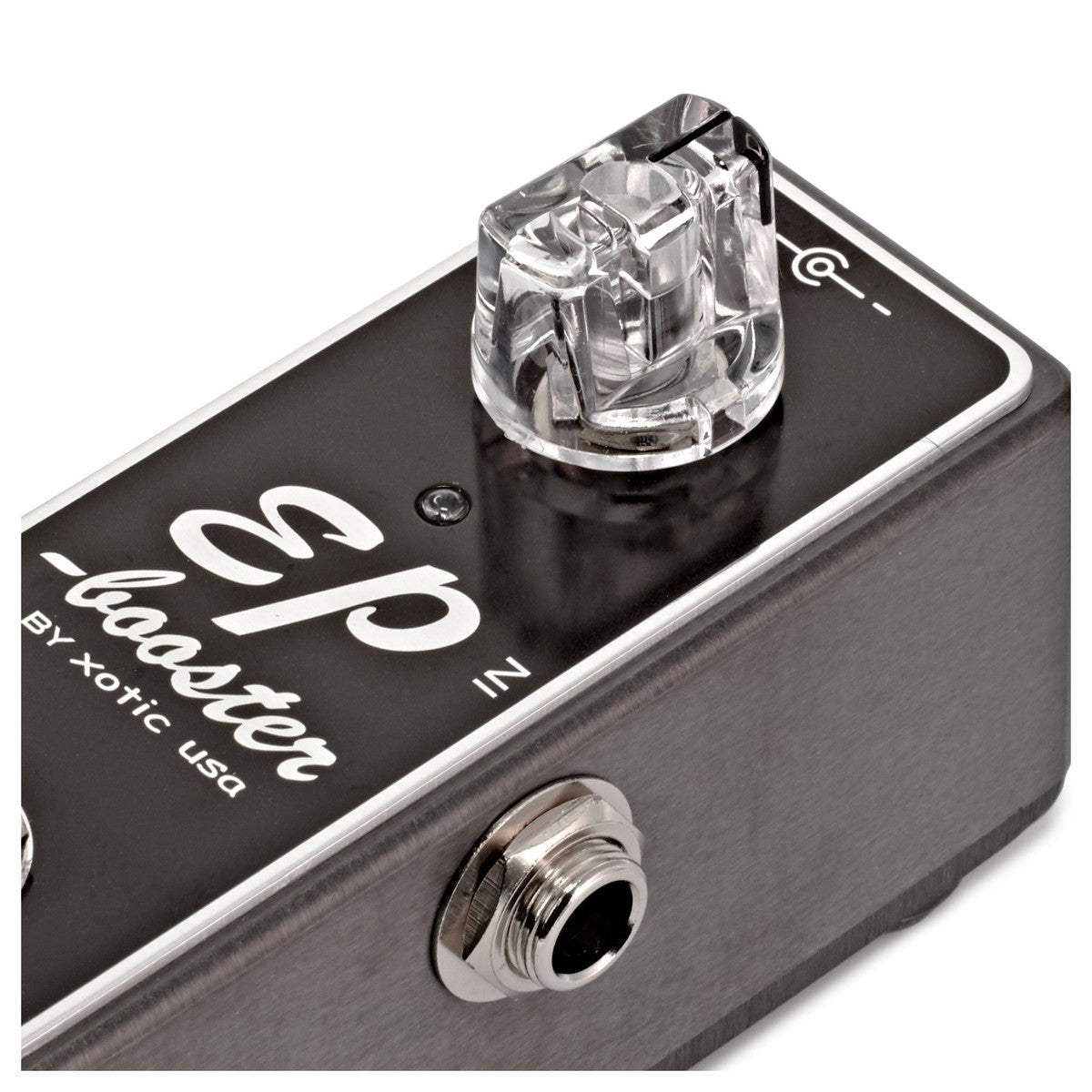 Phơ Boost Xotic EP Booster – cận cảnh núm boost trong suốt và logo EP Booster by Xotic USA