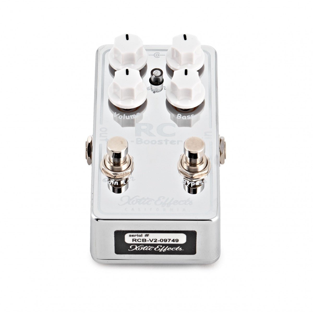 Phơ Boost Xotic RC Booster V2 – mặt trước phía 2 footswitch với tem serial RCB-V2-09749