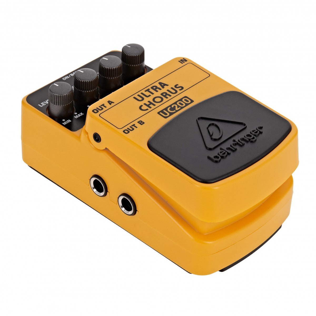 Phơ Chorus Behringer UC200 Ultra Chorus – góc nghiêng trái, vỏ vàng cam và 2 cổng OUT A, OUT B