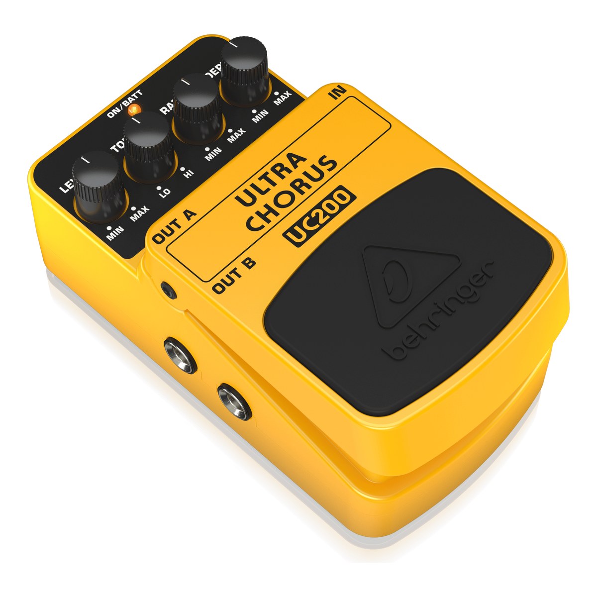Behringer UC200 nhìn nghiêng trái, thấy hai cổng OUT A, OUT B bên hông