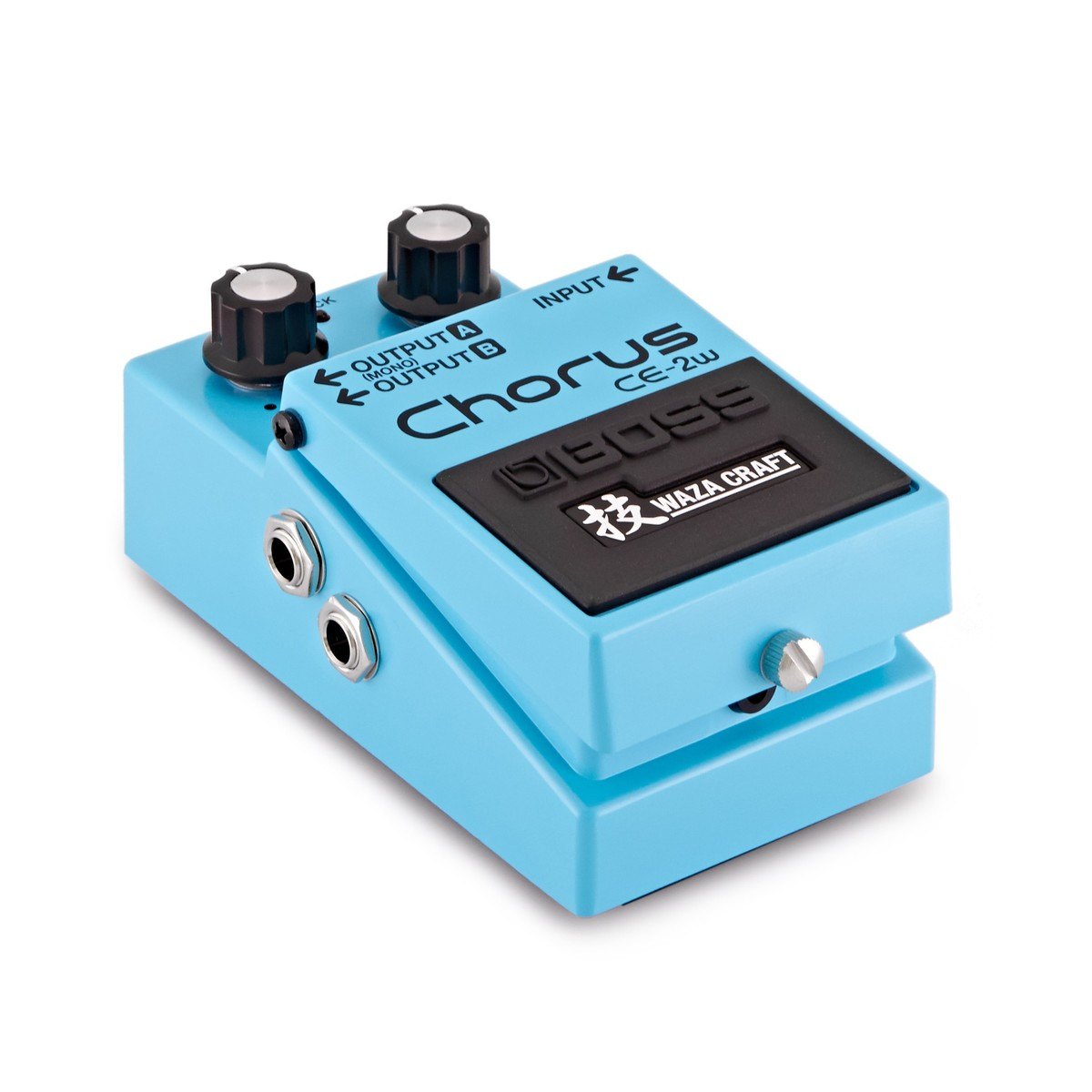 Phơ Chorus BOSS CE-2W Waza Craft – góc nghiêng bên trái, thấy 2 cổng OUTPUT A và B
