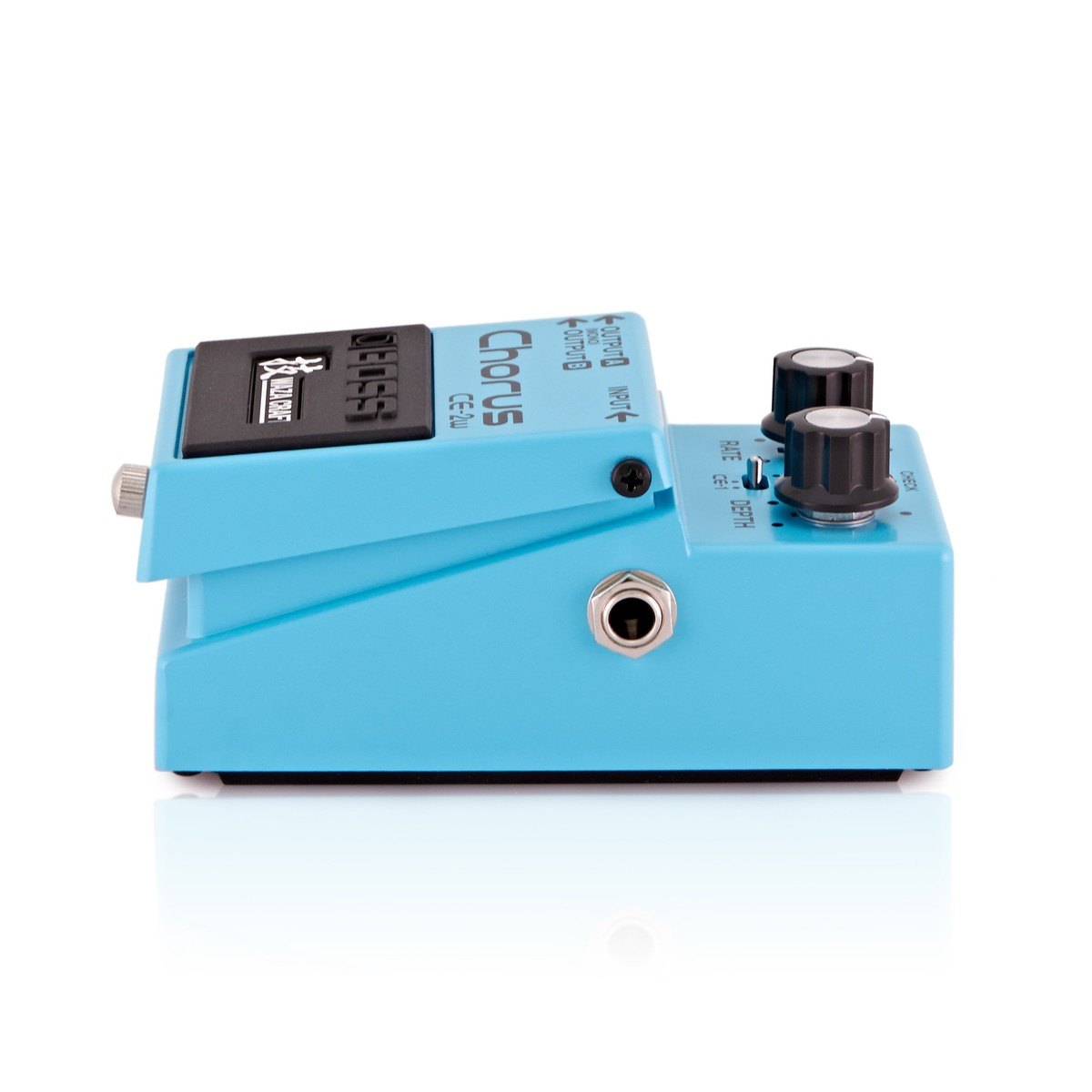 Phơ Chorus BOSS CE-2W Waza Craft – cạnh phải nhìn thẳng với cổng INPUT