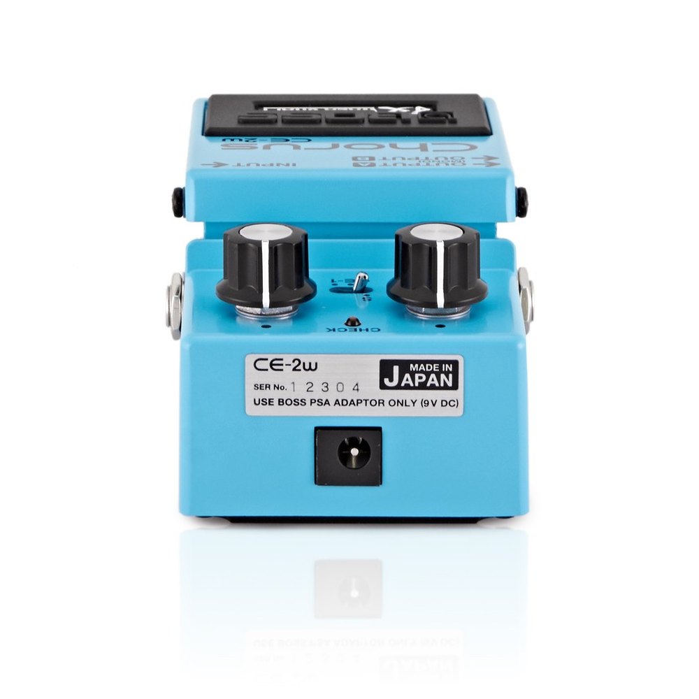Phơ Chorus BOSS CE-2W Waza Craft – mặt sau với tem MADE IN JAPAN và jack nguồn DC