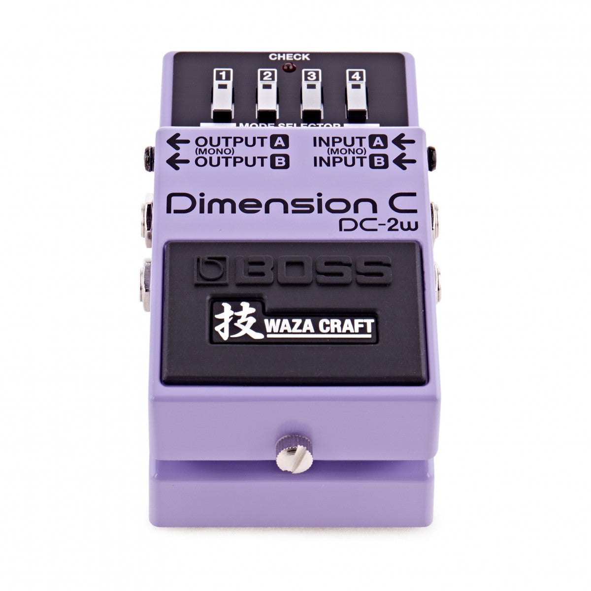 Phơ Chorus BOSS DC-2W Dimension C Waza Craft – nhìn từ phía trước ở góc thấp, logo Waza Craft trên bàn đạp