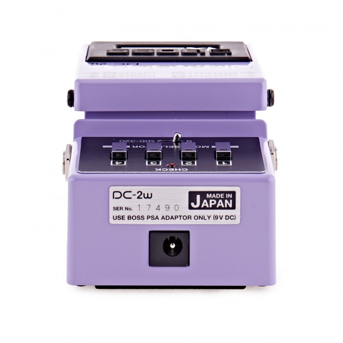 Phơ Chorus BOSS DC-2W Dimension C Waza Craft – mặt sau với tem DC-2w MADE IN JAPAN và cổng nguồn DC 9V