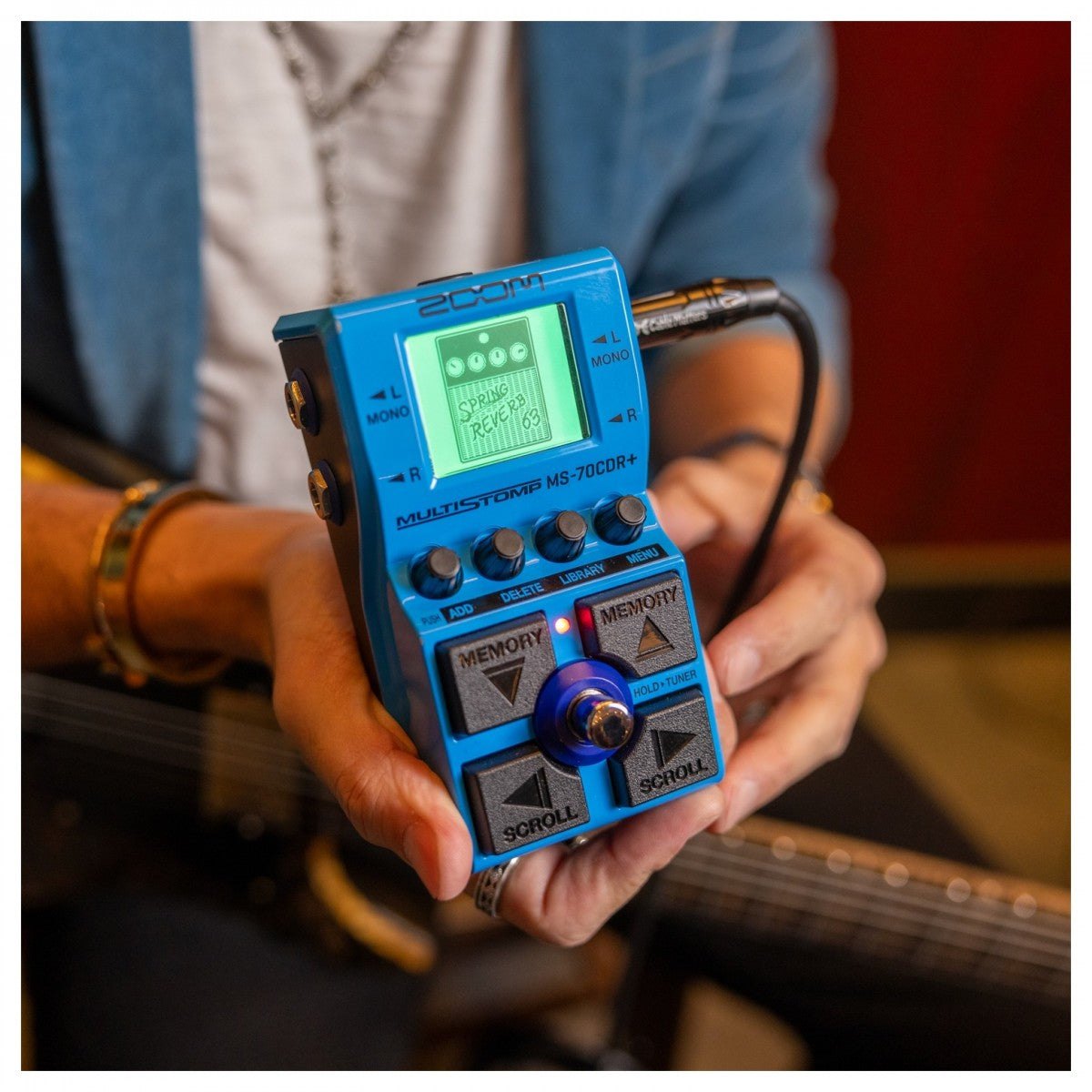Phơ Chorus Delay Reverb Zoom MS-70CDR+ – cầm trên tay, đã cắm dây jack, màn hình đang sáng
