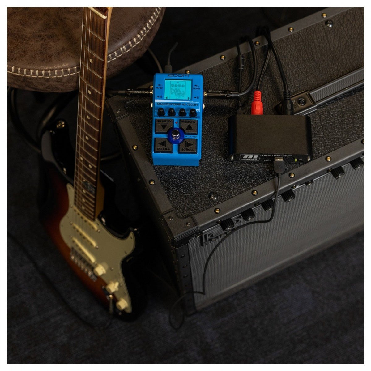 Phơ Chorus Delay Reverb Zoom MS-70CDR+ – đặt trên mặt amply cạnh đàn guitar điện