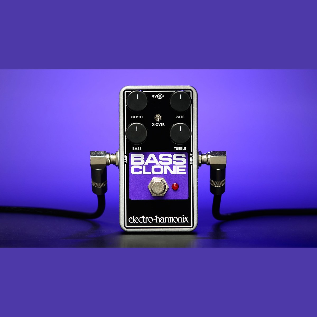 Phơ Chorus Electro-Harmonix Bass Clone – Mặt trước Bass Clone đã cắm dây, trên nền tím