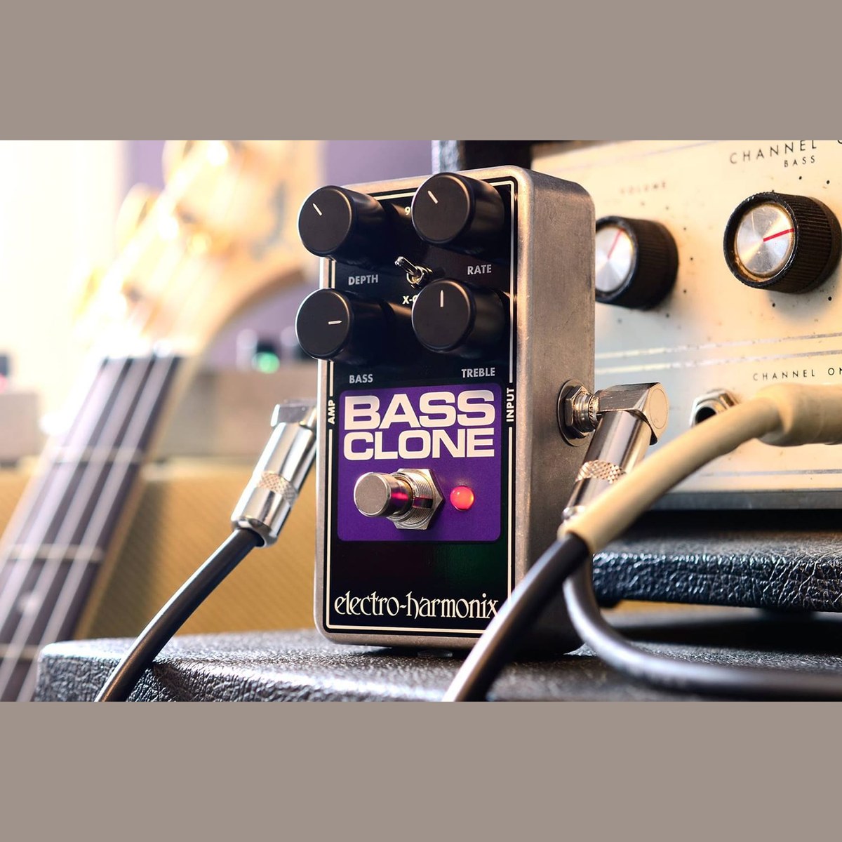 Phơ Chorus Electro-Harmonix Bass Clone – Bass Clone đặt trên ampli bass