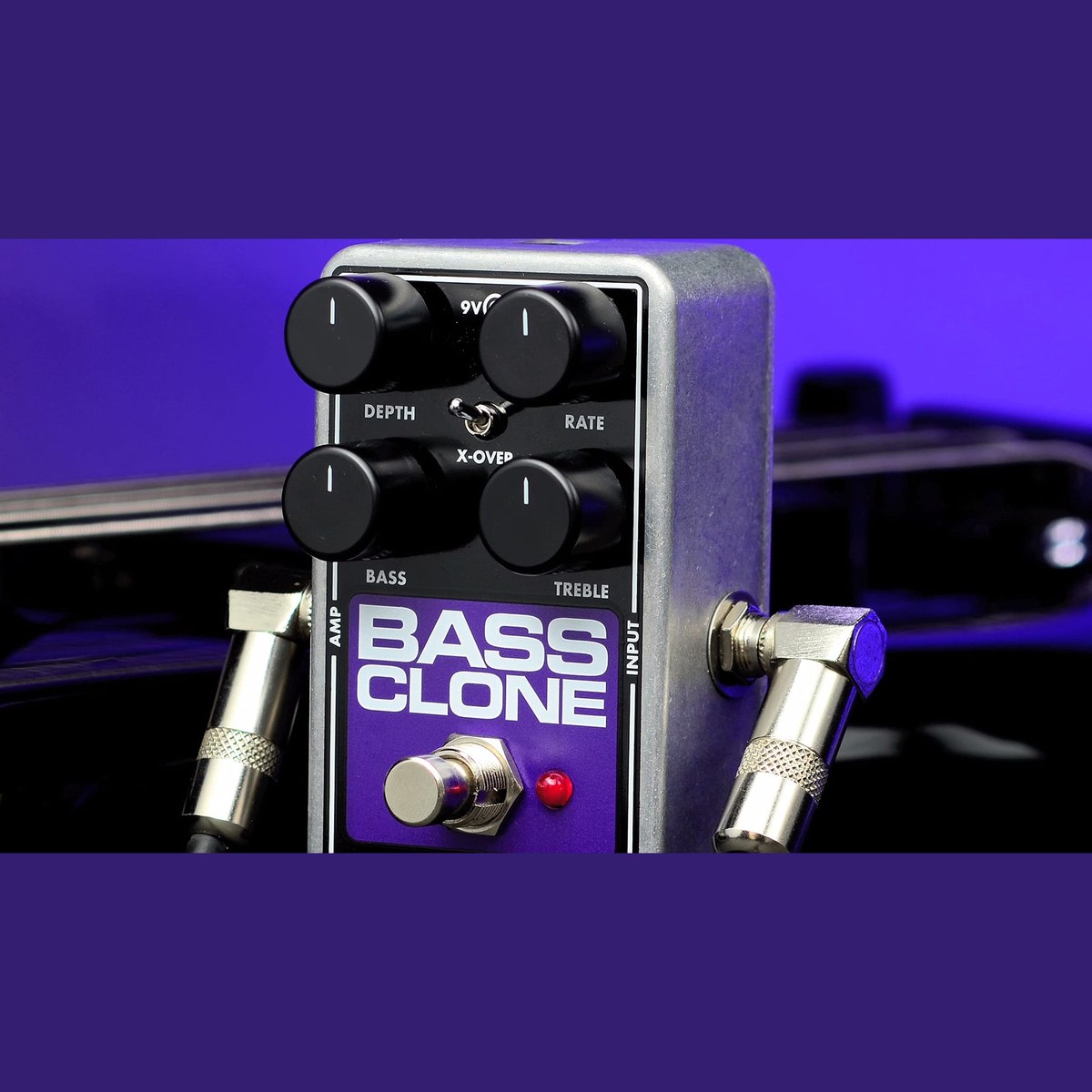Phơ Chorus Electro-Harmonix Bass Clone – Cận cảnh mặt Bass Clone với đèn LED đỏ