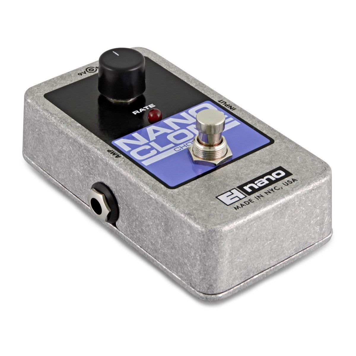 Phơ Chorus Electro-Harmonix Nano Clone – góc nghiêng trái thấy cổng jack AMP và logo EH nano