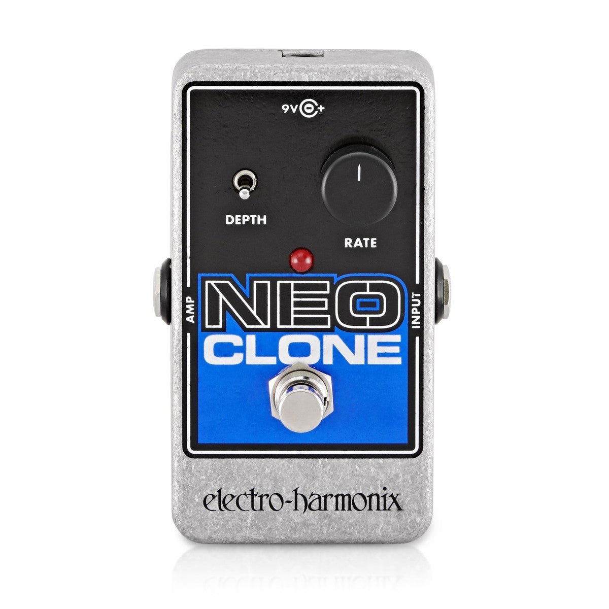 Phơ Chorus Electro-Harmonix Neo Clone – mặt trên với công tắc DEPTH, núm RATE và công tắc chân