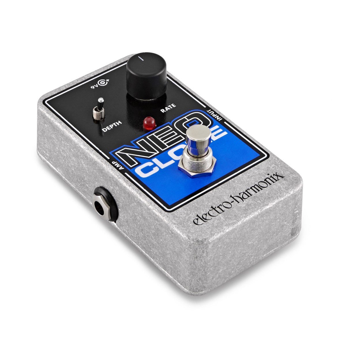 Phơ Chorus Electro-Harmonix Neo Clone – góc nghiêng trái thấy cổng jack AMP và chữ NEO CLONE