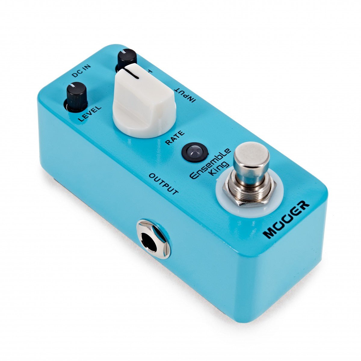 Phơ Chorus Mooer Ensemble King – góc nghiêng 3/4 bên trái, cổng OUTPUT và núm LEVEL