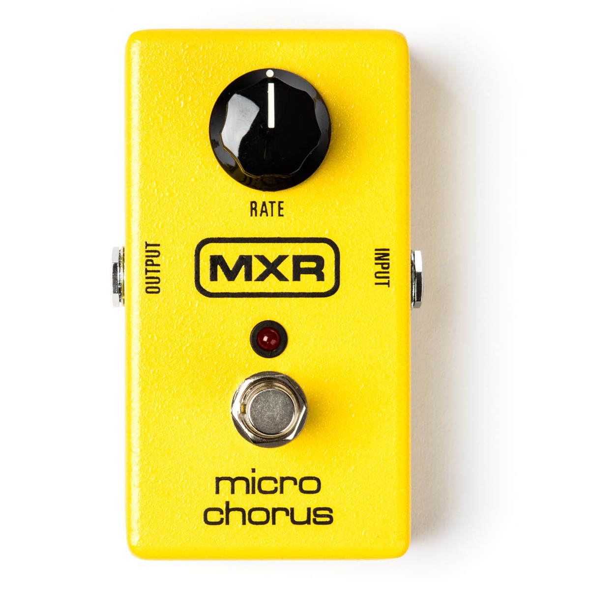 chính diện mặt trên MXR M148 Micro Chorus vỏ vàng, núm RATE, đèn LED đỏ và footswitch