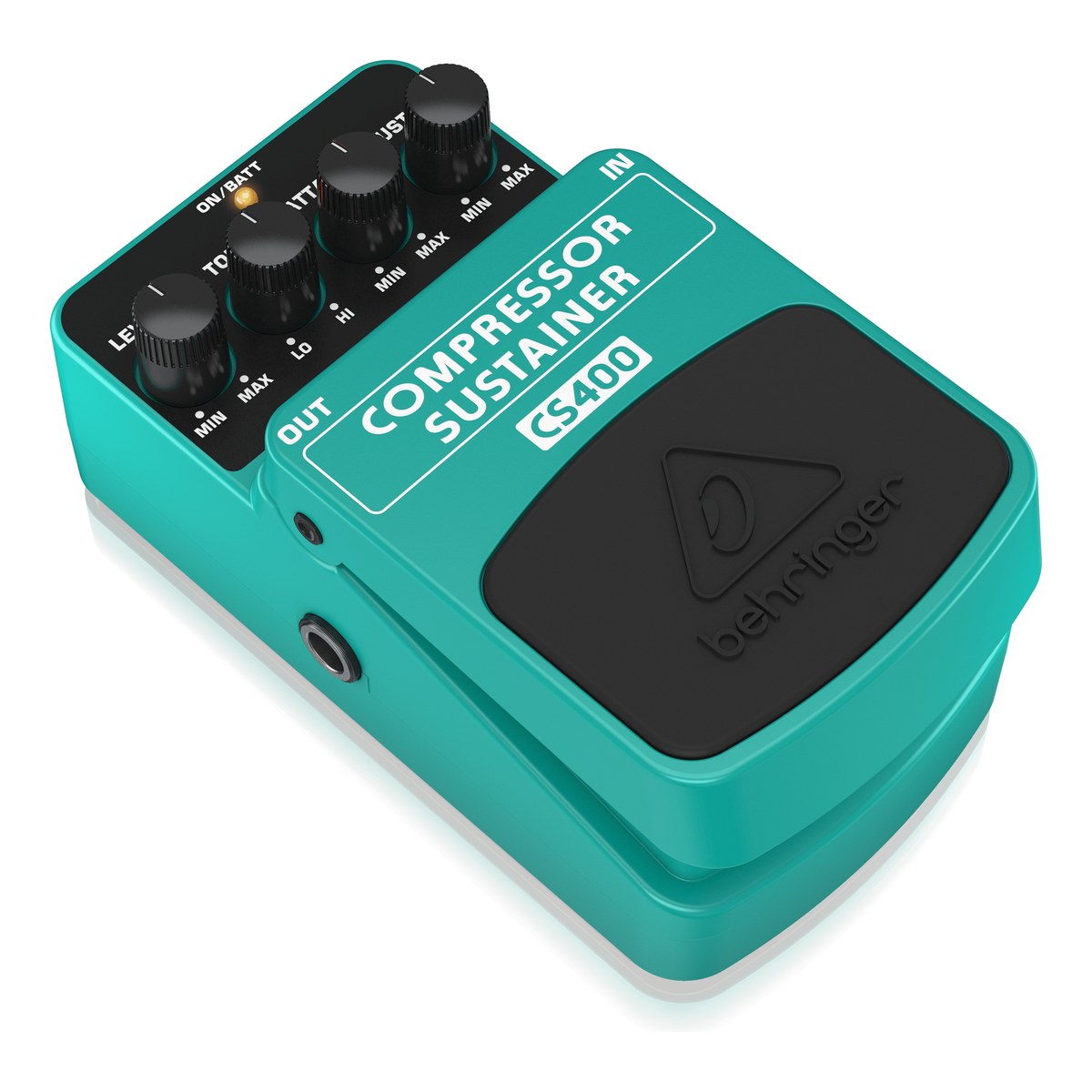Behringer CS400 nghiêng trái, thấy cạnh jack OUT