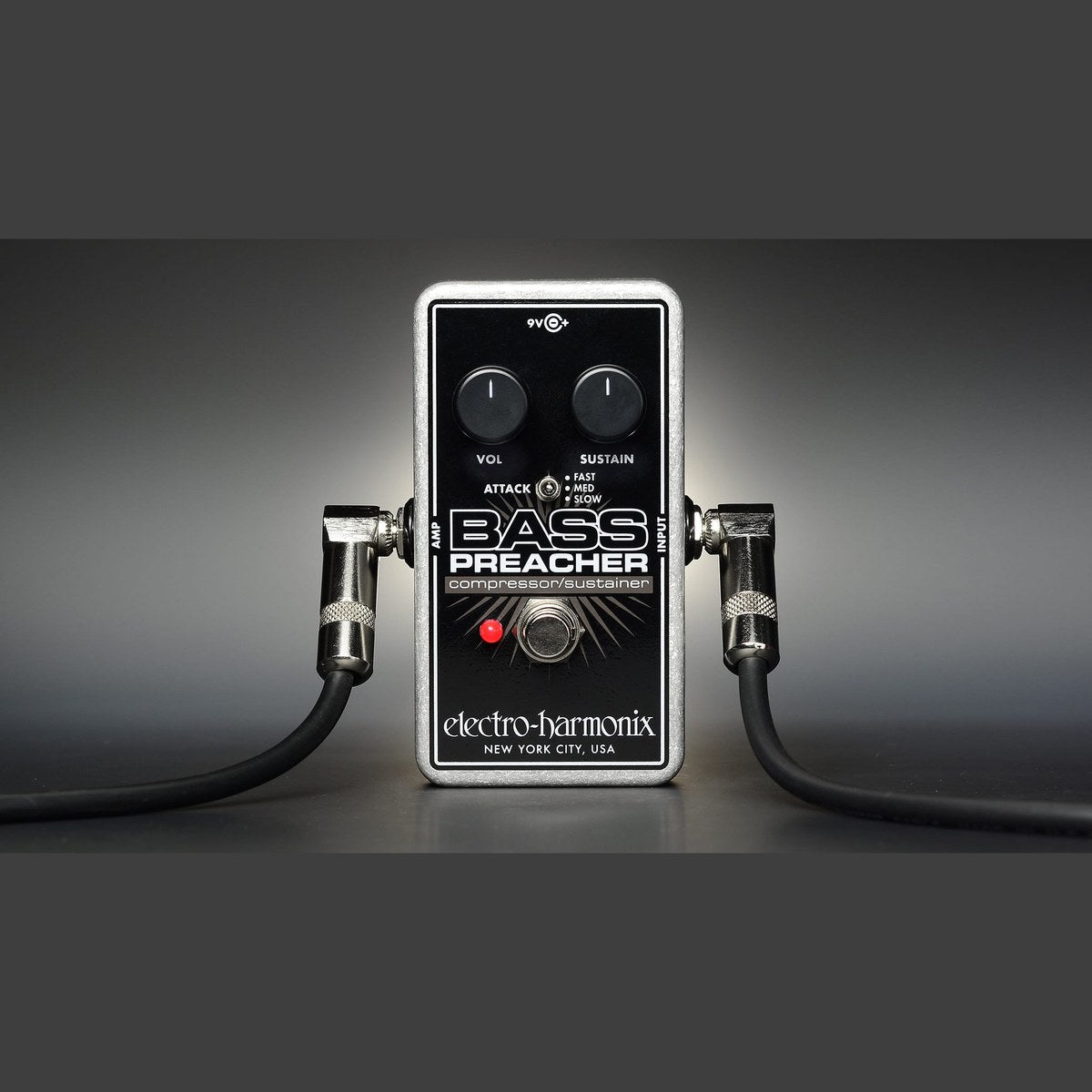 Phơ Compressor Electro-Harmonix Bass Preacher – Bass Preacher nhìn thẳng, đã cắm dây ở hai jack bên hông