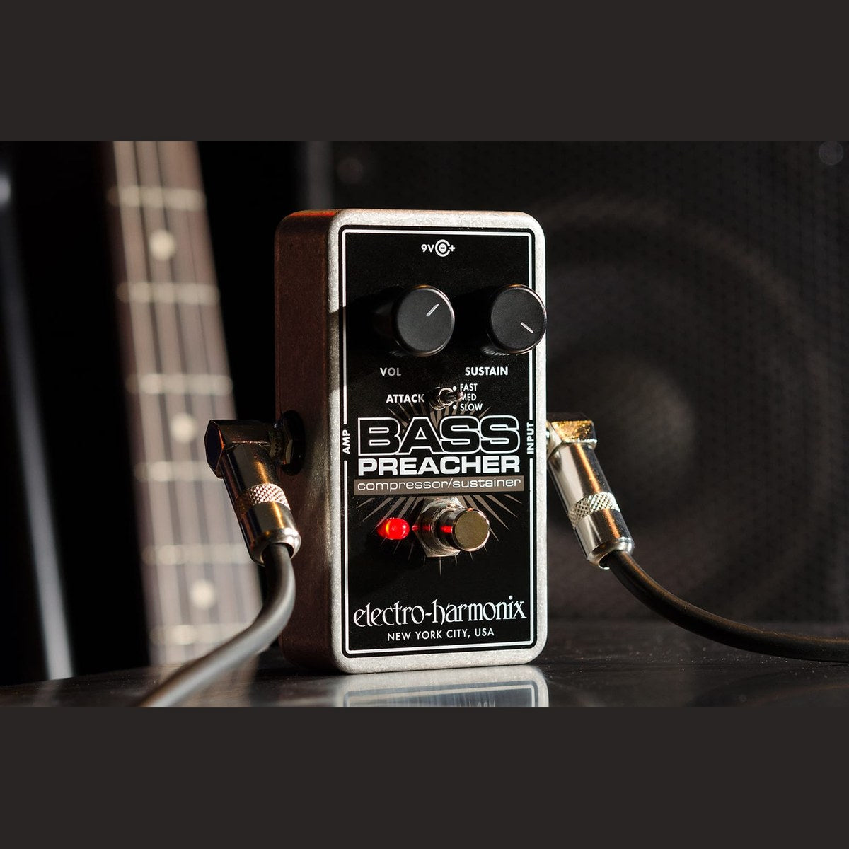 Phơ Compressor Electro-Harmonix Bass Preacher – Bass Preacher nhìn chéo, đặt trước loa ampli