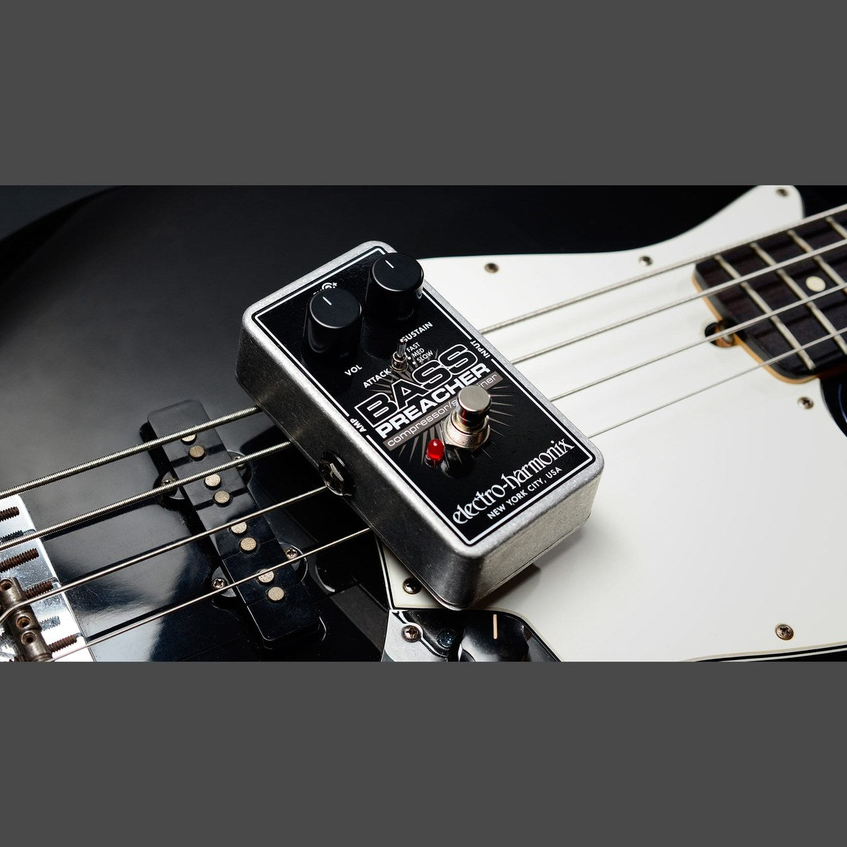 Phơ Compressor Electro-Harmonix Bass Preacher – Bass Preacher đặt trên thân đàn bass