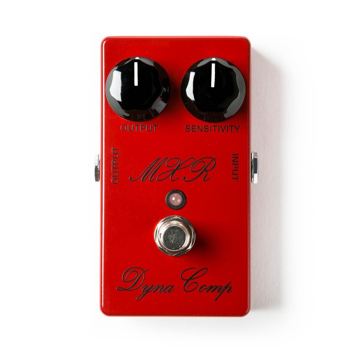 Phơ Compressor MXR CSP102SL Script Dyna Comp – mặt trên với logo MXR chữ ký, 2 núm OUTPUT, SENSITIVITY và đèn LED