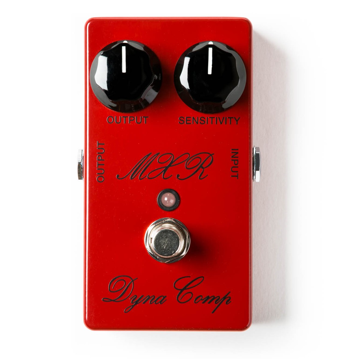 chính diện mặt trên MXR CSP102SL Script Dyna Comp vỏ đỏ, logo MXR và chữ Dyna Comp viết tay, 2 núm OUTPUT, SENSITIVITY và đèn LED