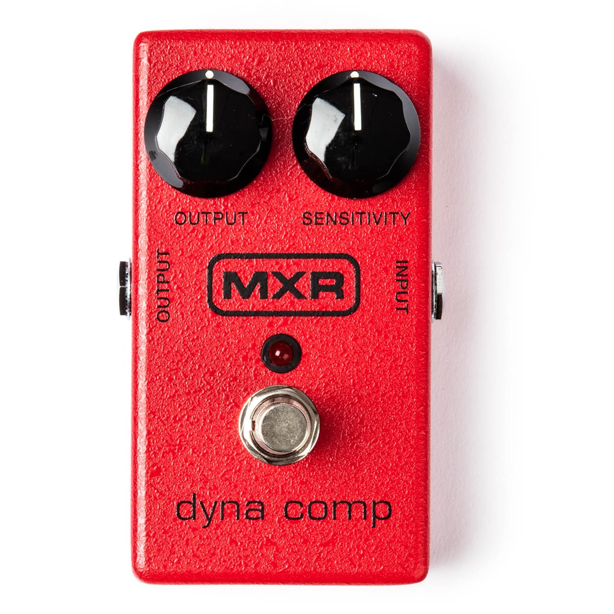 chính diện mặt trên MXR M102 Dyna Comp vỏ đỏ, logo MXR chữ khối, 2 núm OUTPUT và SENSITIVITY