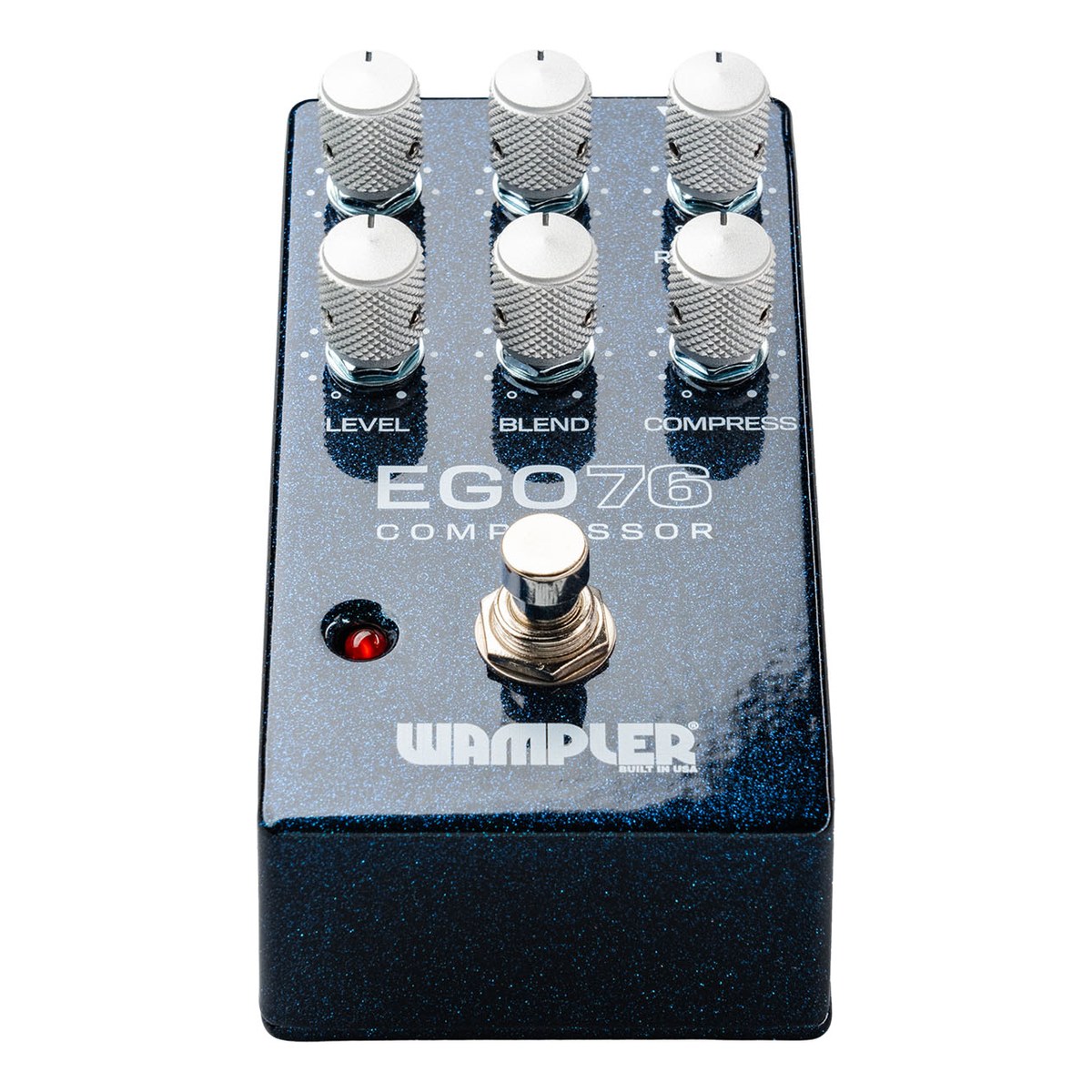 Phơ Compressor Wampler Ego 76 Compressor - góc chụp thấp phía trước Ego 76, thấy footswitch và logo EGO76 COMPRESSOR