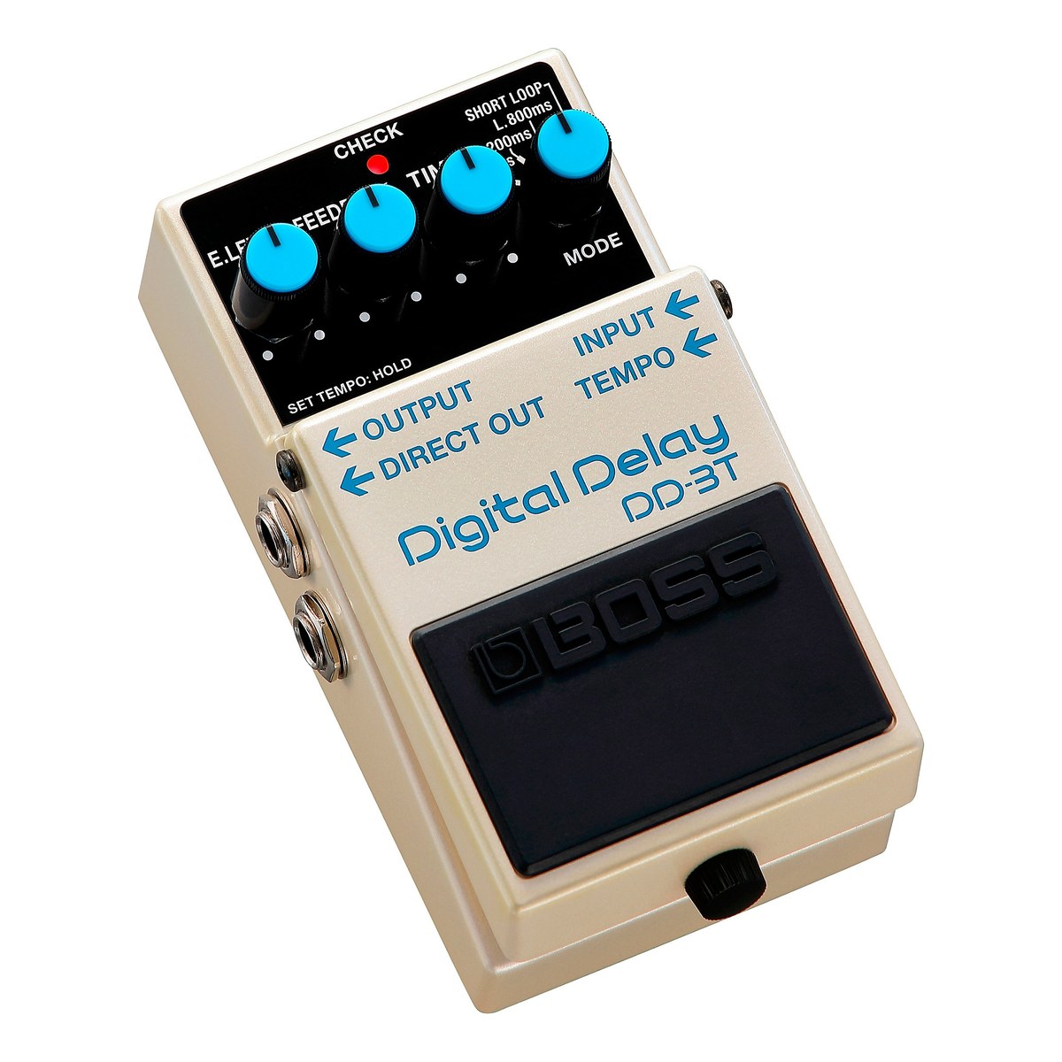 BOSS DD-3T nhìn chéo từ trên bên trái, thấy jack OUTPUT và DIRECT OUT