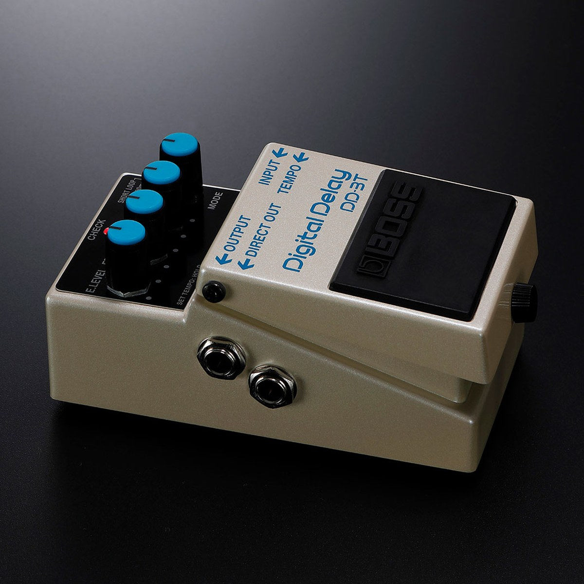 ảnh BOSS DD-3T chính hãng trên nền tối