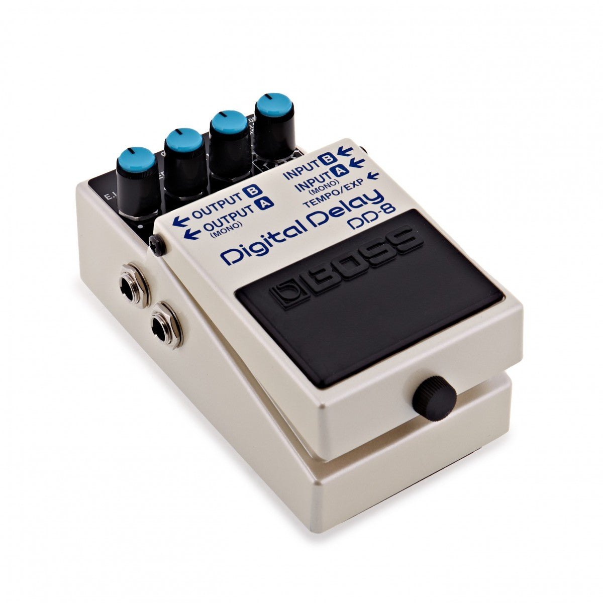 Phơ Delay BOSS DD-8 – góc nghiêng 3/4 bên trái với cổng OUTPUT A/B