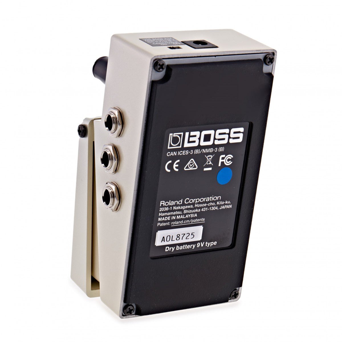 Phơ Delay BOSS DD-8 – mặt đáy với tem BOSS, số serial và ghi chú pin 9V