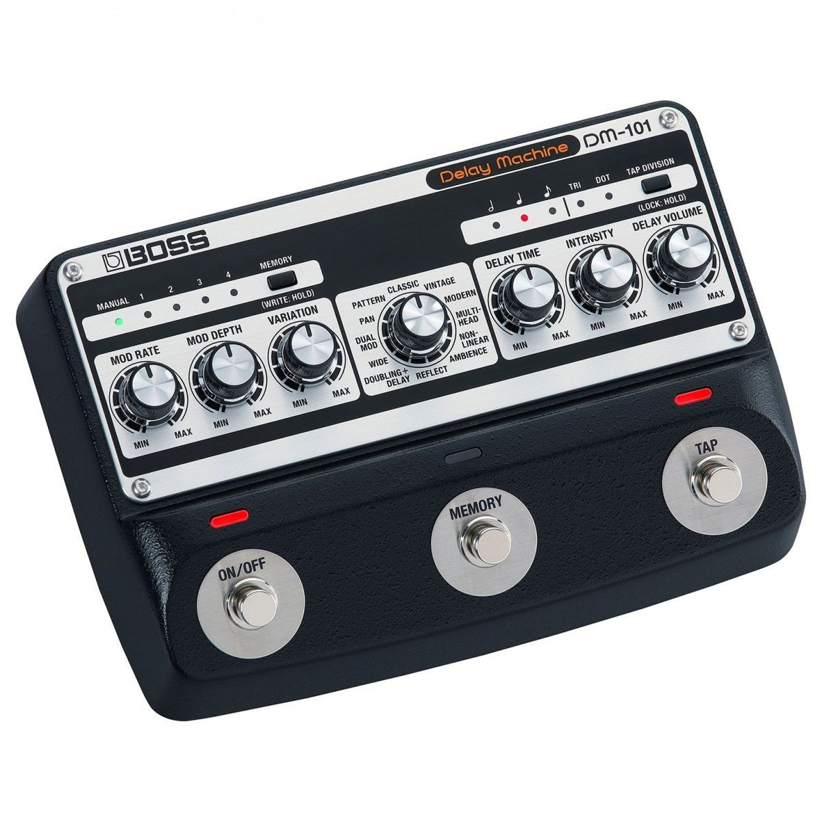 Phơ Delay BOSS DM-101 Delay Machine – góc nghiêng 3/4 thấy bảng điều khiển màu bạc và nhãn Delay Machine