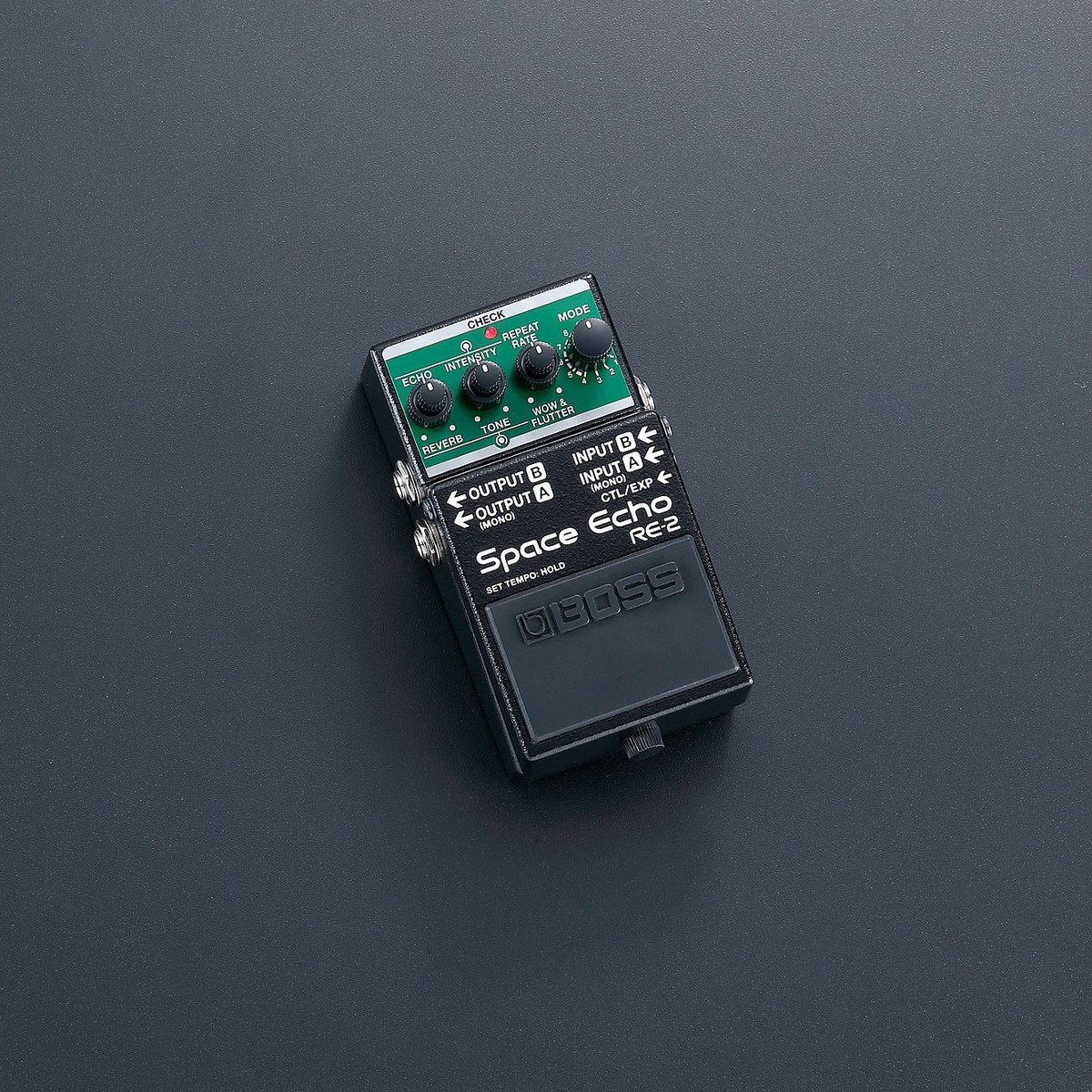 ảnh chính hãng BOSS RE-2 Space Echo đặt trên nền tối