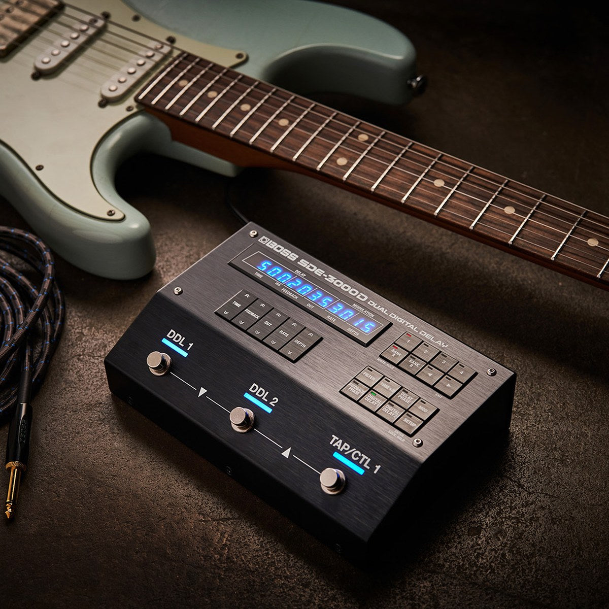 BOSS SDE-3000D đặt cạnh cây guitar điện, ảnh chính hãng