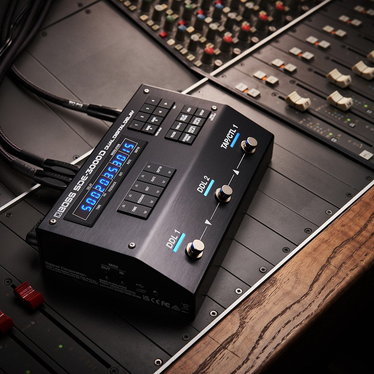 BOSS SDE-3000D trên bàn mixer phòng thu, ảnh chính hãng