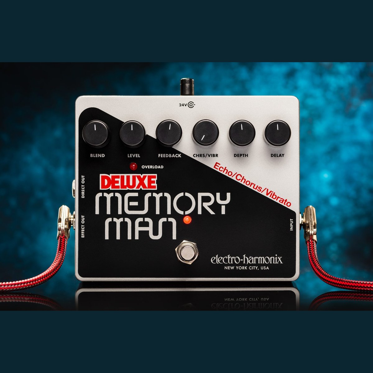 Phơ Delay Electro-Harmonix Deluxe Memory Man Echo/Chorus/Vibrato – Deluxe Memory Man trên nền xanh, cắm dây kết nối