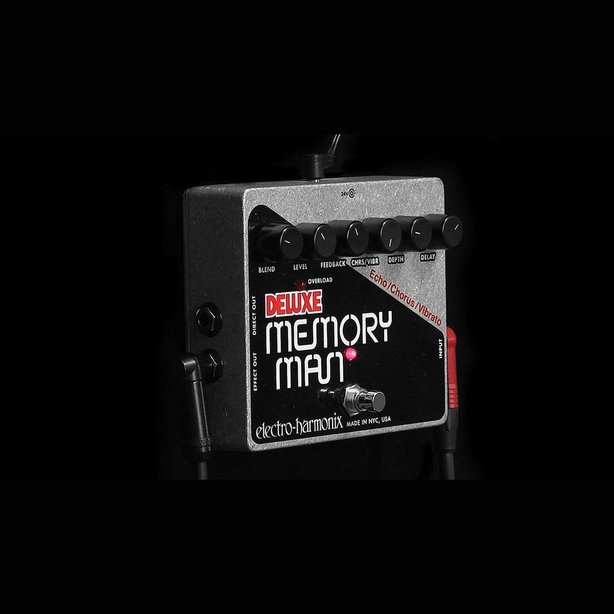 Phơ Delay Electro-Harmonix Deluxe Memory Man Echo/Chorus/Vibrato – Deluxe Memory Man góc nghiêng trên nền tối