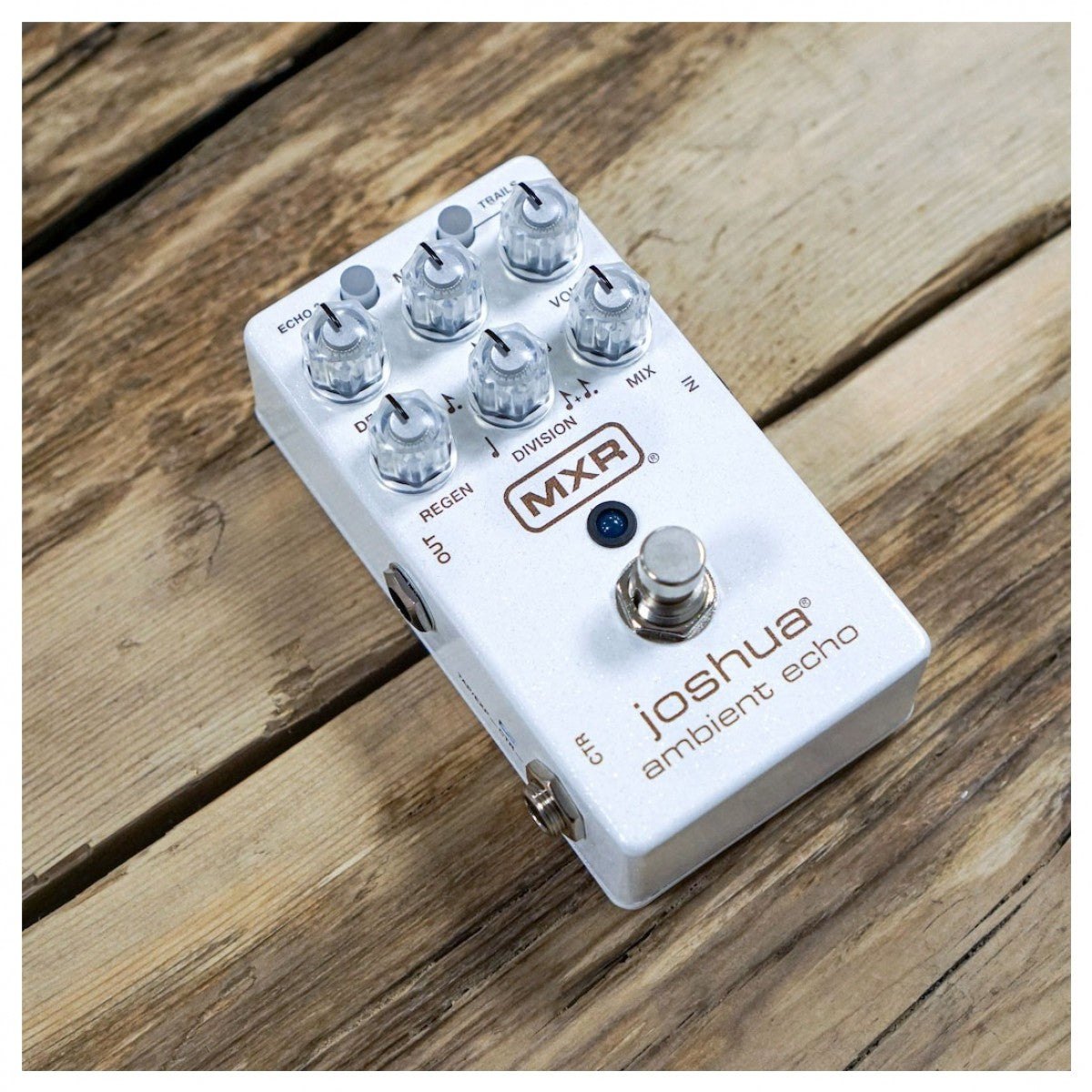 Phơ Delay MXR M309 Joshua Ambient Echo – đặt nghiêng trên sàn gỗ, thấy cổng OUT và jack CTR bên hông
