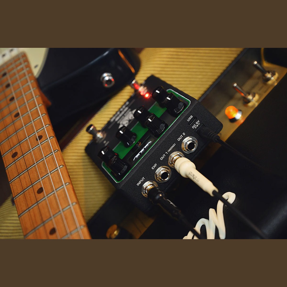 Phơ Delay NUX Tape Echo NDD-7 – NUX Tape Echo NDD-7 đã cắm dây cạnh guitar điện