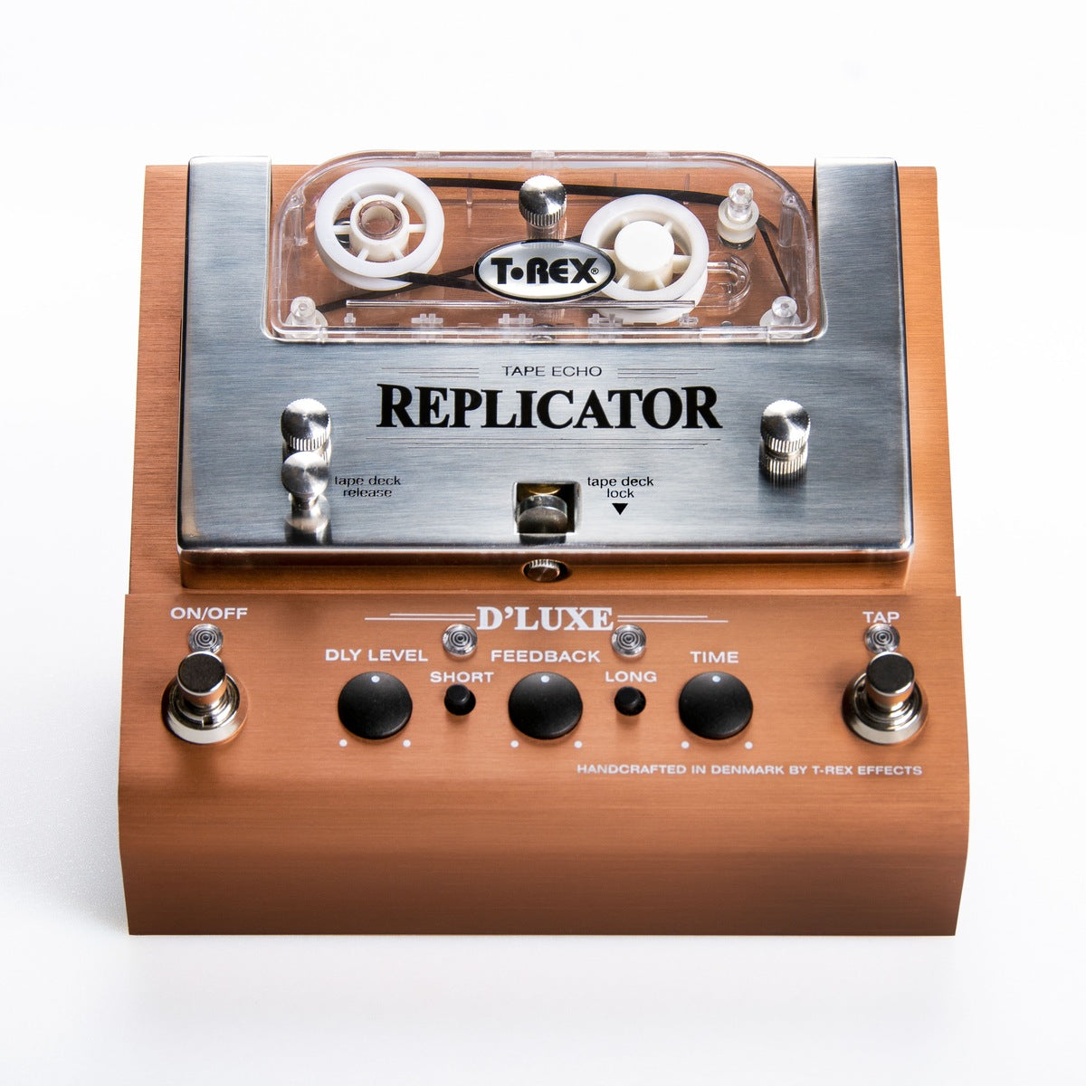 T-Rex Replicator D'Luxe nhìn chính diện: hộp băng dưới nắp trong, núm DLY LEVEL, FEEDBACK, TIME, nút SHORT, LONG, footswitch ON/OFF và TAP
