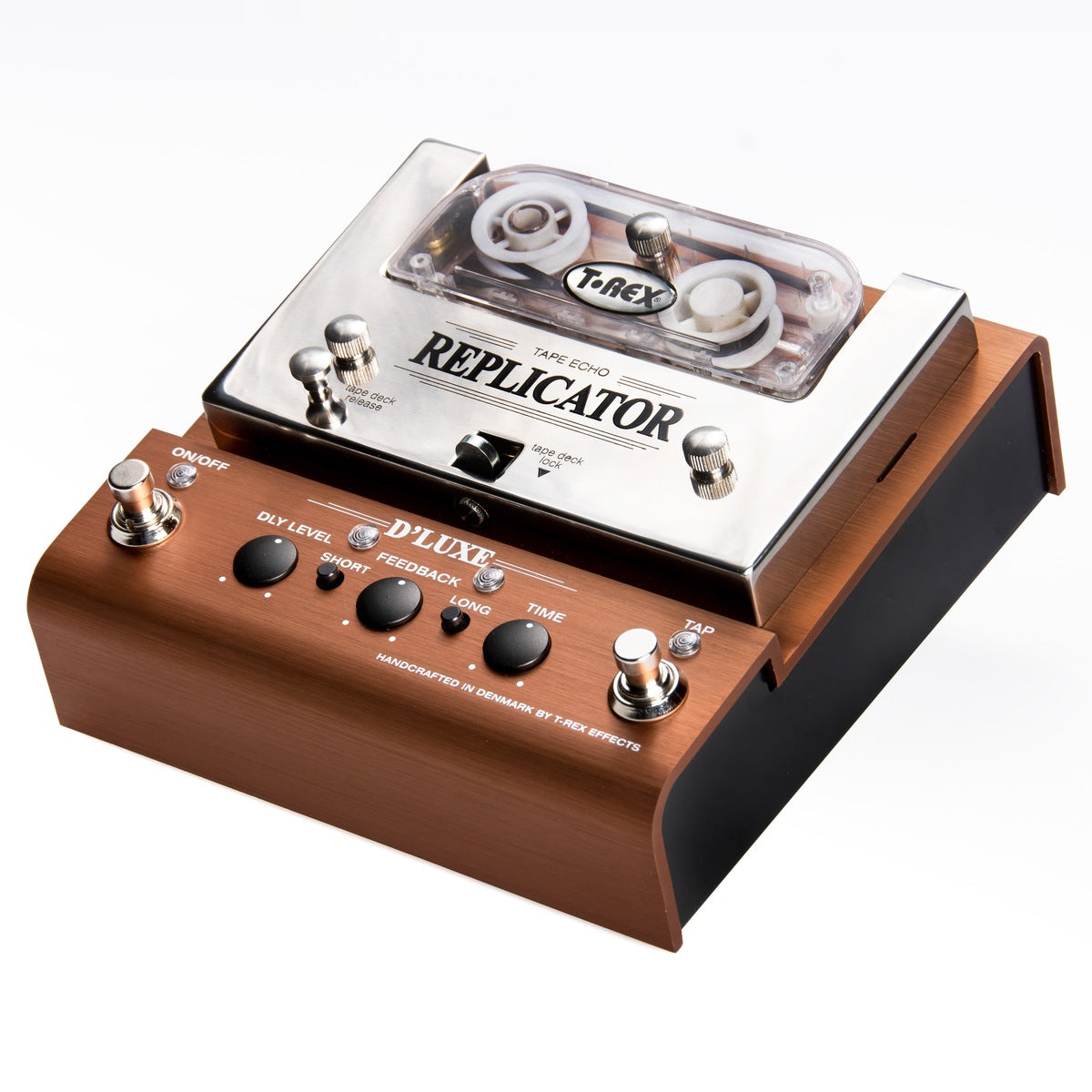 T-Rex Replicator D'Luxe nhìn nghiêng từ phía trước bên phải, thấy cạnh phải màu đen và nắp thép chải TAPE ECHO REPLICATOR