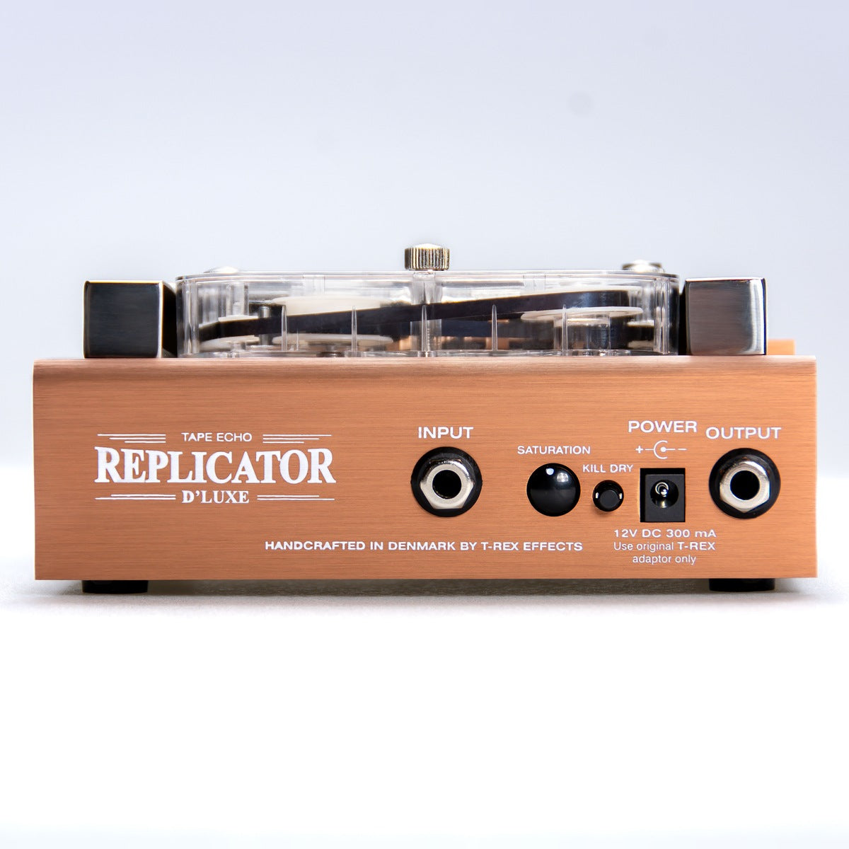Mặt sau T-Rex Replicator D'Luxe: jack INPUT, núm SATURATION, nút KILL DRY, jack nguồn 12V DC 300 mA, jack OUTPUT