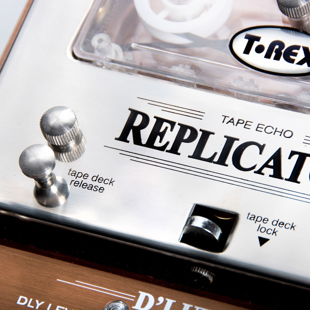 Cận cảnh cần tape deck release và khóa tape deck lock trên T-Rex Replicator D'Luxe
