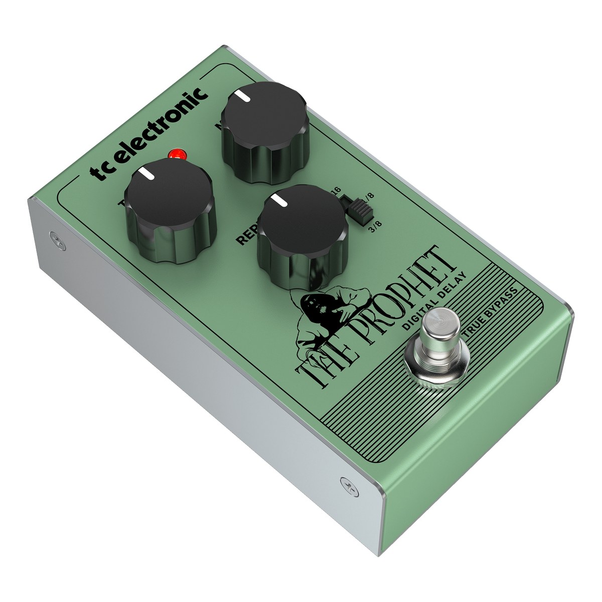 The Prophet Digital Delay nhìn chéo từ bên trái, thấy cạnh vỏ kim loại và footswitch true bypass