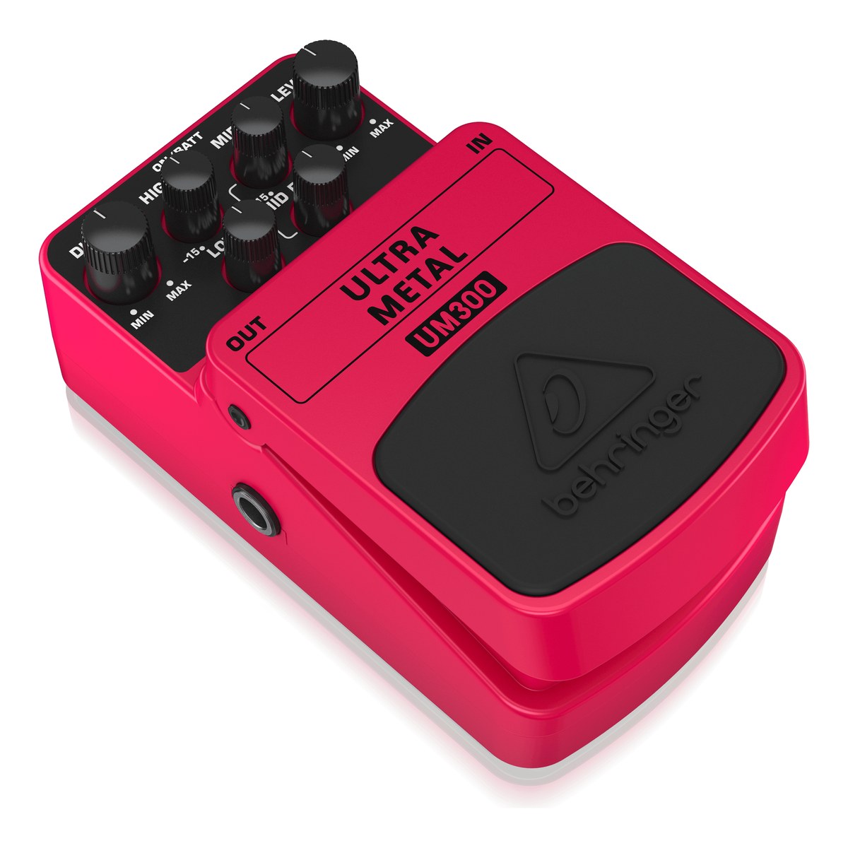 Behringer UM300 nghiêng trái, thấy cạnh jack OUT