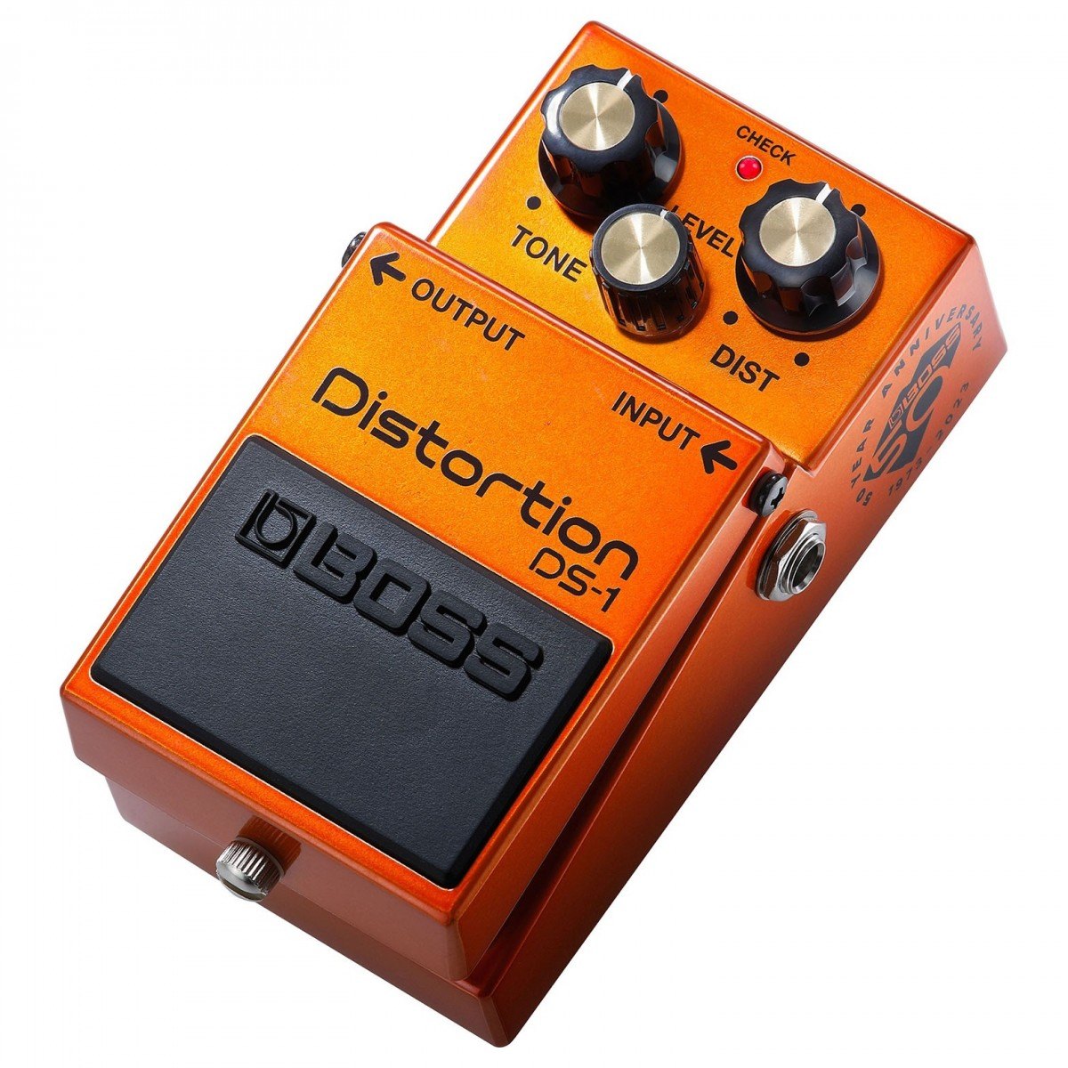 Phơ Distortion BOSS DS-1-B50A 50th Anniversary – góc nghiêng 3/4, cạnh phải in logo kỷ niệm 50 năm