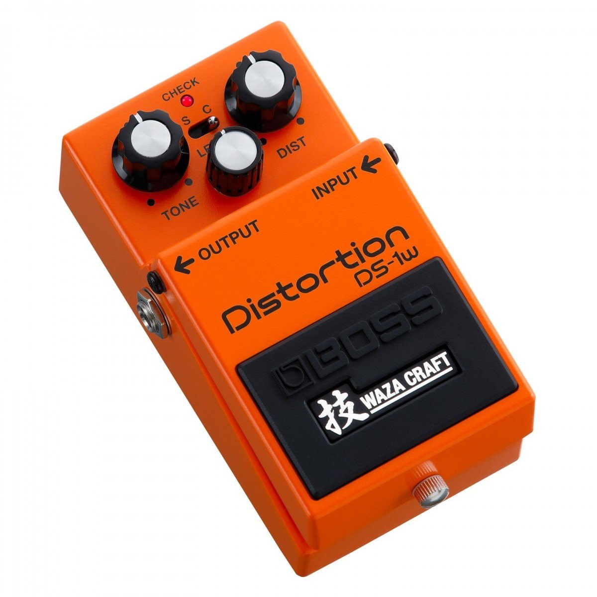 Phơ Distortion BOSS DS-1W Waza Craft – góc nghiêng 3/4 từ bên trái, thấy cổng OUTPUT và logo Waza Craft